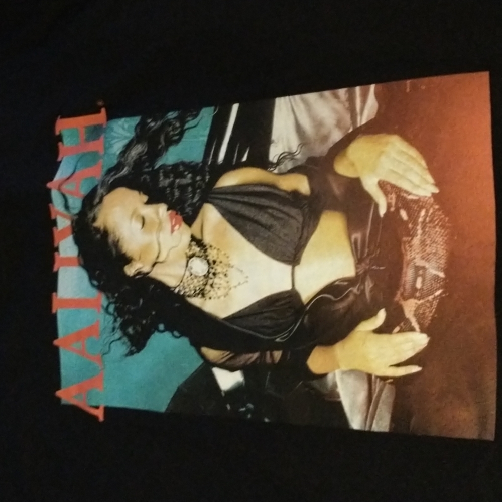 NEW  A A L I Y A H   T- SHIRT